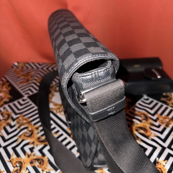 LOUIS VUITTON DISTRICT NM MESSENGER BAG - DAMIER GRAPHITE PM - Picture 10 of 13